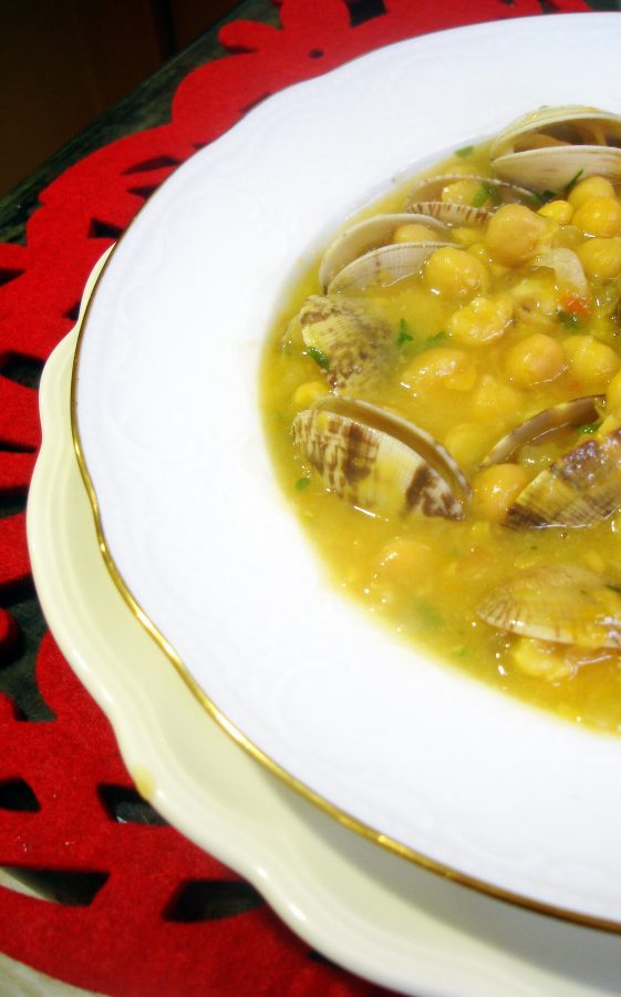 Potaje de garbanzos con almejas