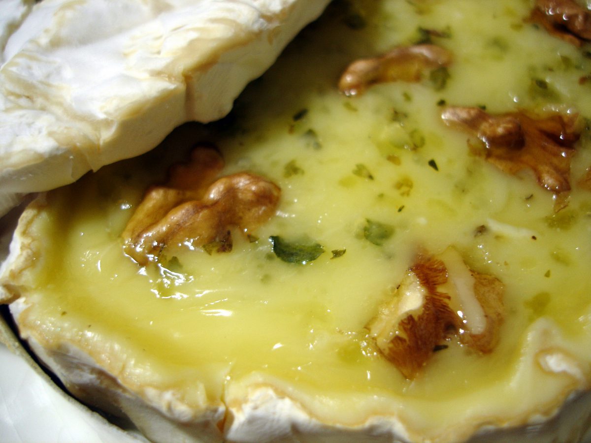 Queso Brie al horno con nueces