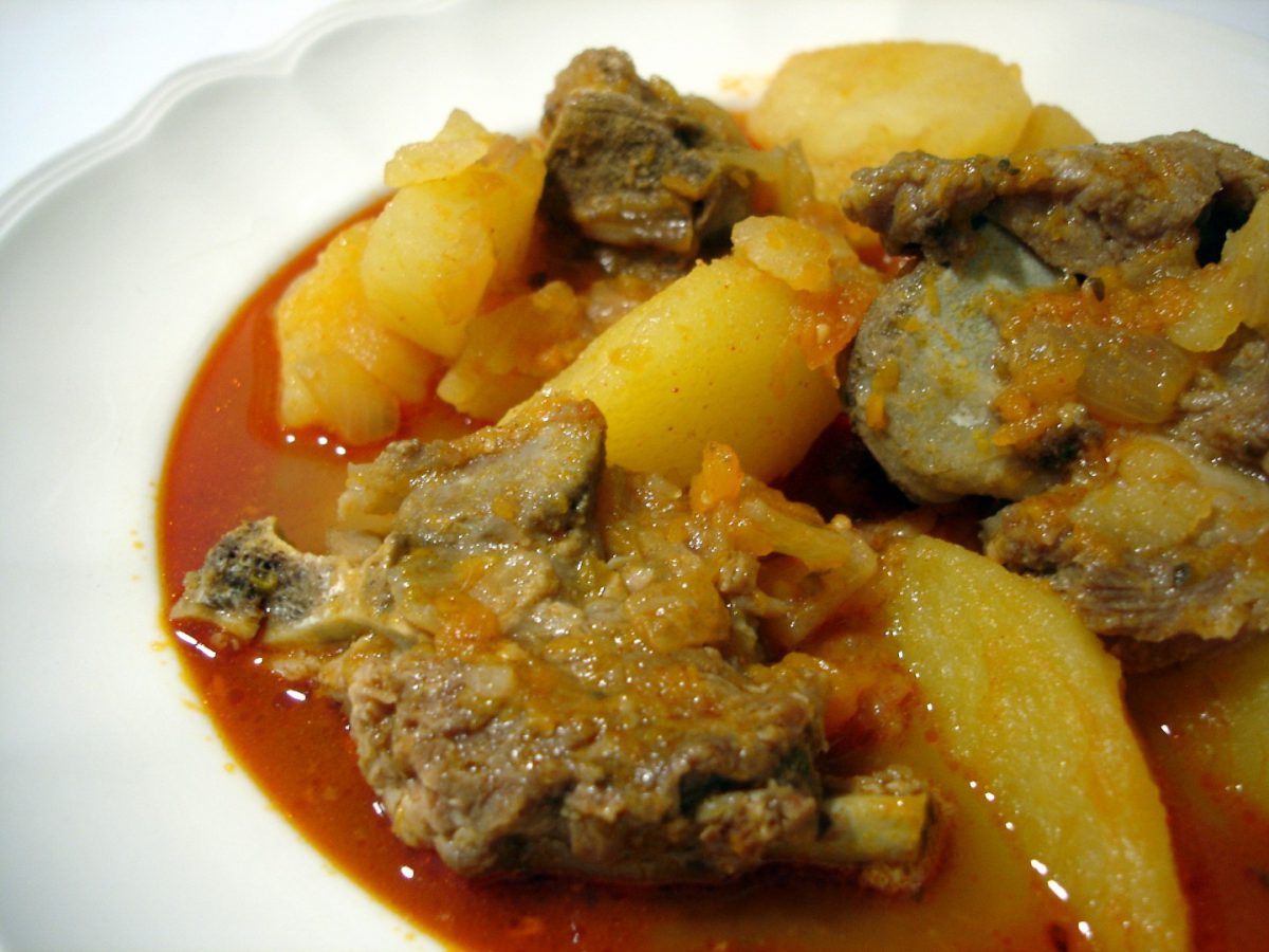 Guiso casero de patatas con espinazo