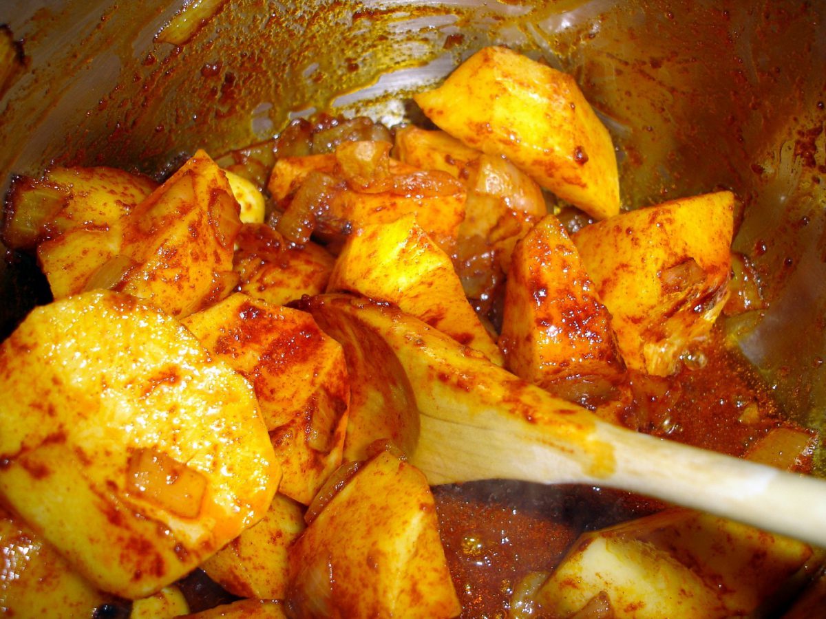 Guiso casero de patatas con espinazo (3)