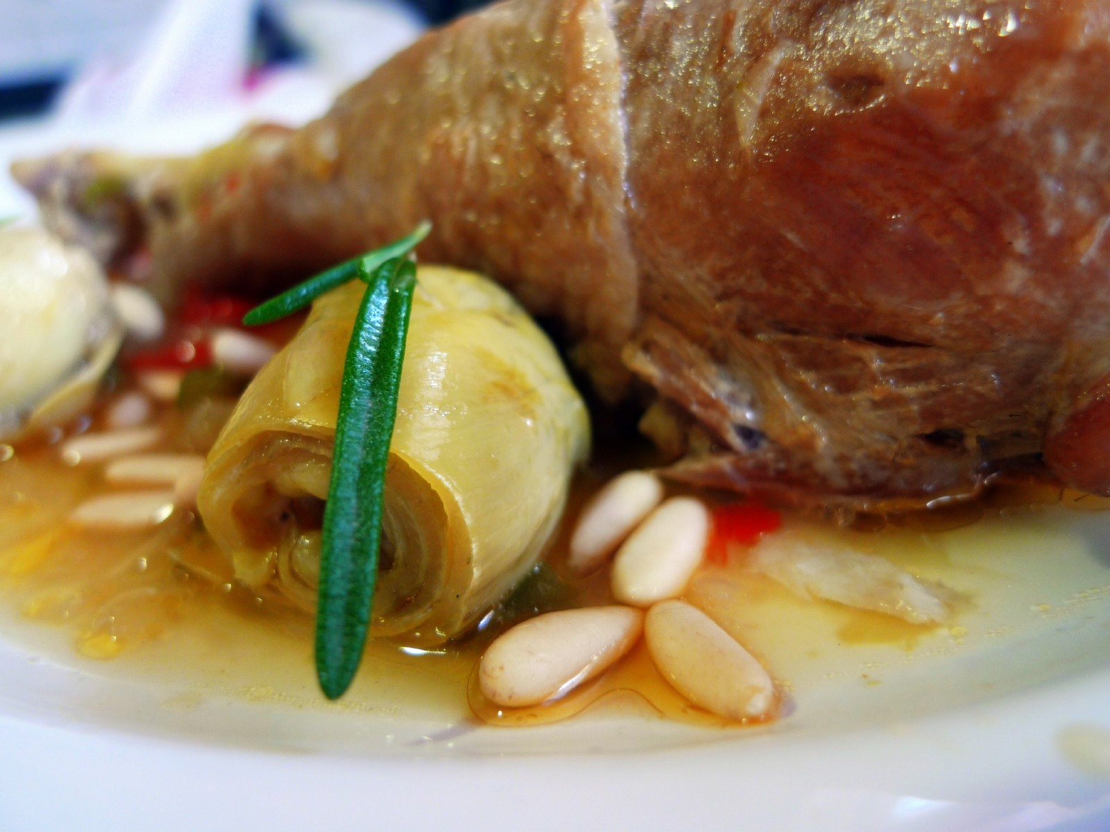 Muslos de pavo estofados con alcachofas y piñones