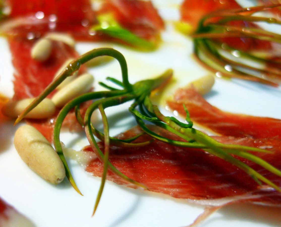 Ensalada de germinados de piñón y jamón ibérico7