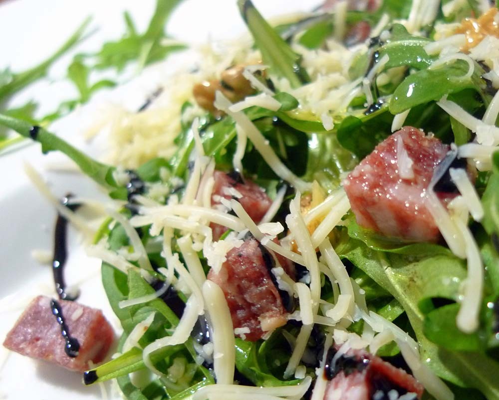 Ensalada de rúcula, nueces y queso parmesano