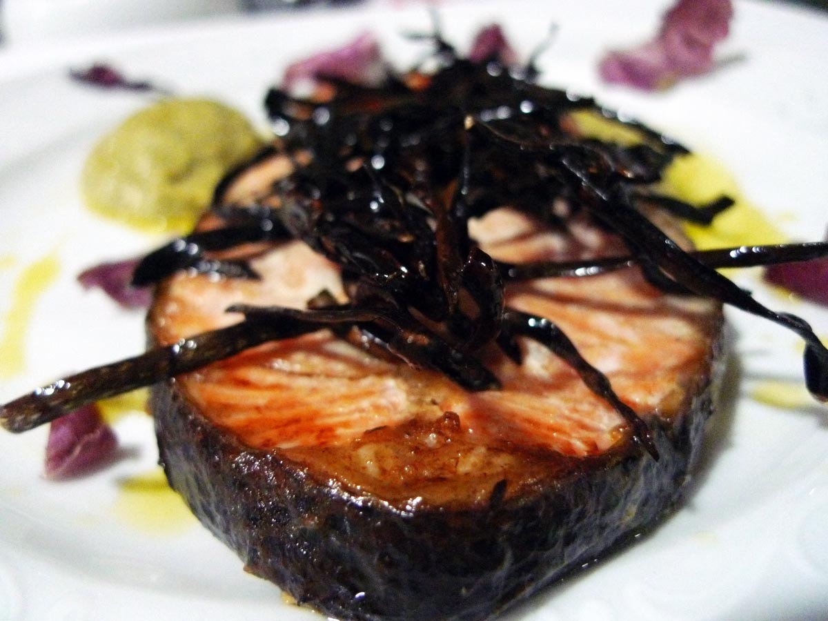 Salmón al horno con emulsión de Romanescu y espagueti de mar