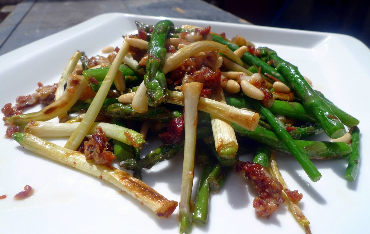 Salteado de espárragos trigueros y ajetes tiernos