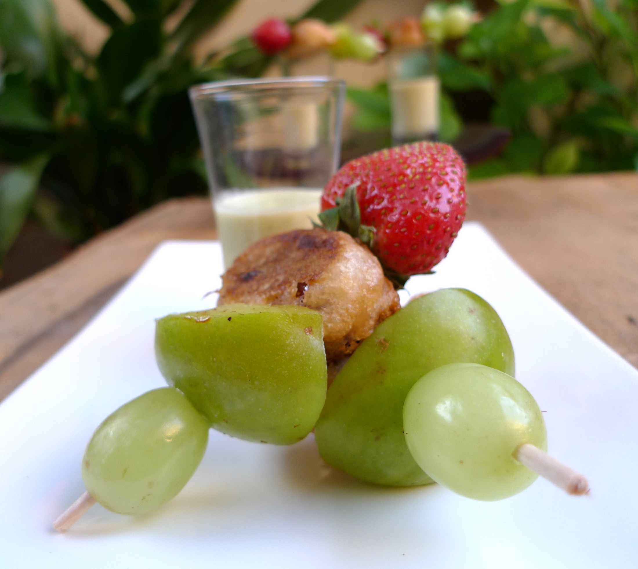Crema de pepino y ciruelas con brocheta de frutas