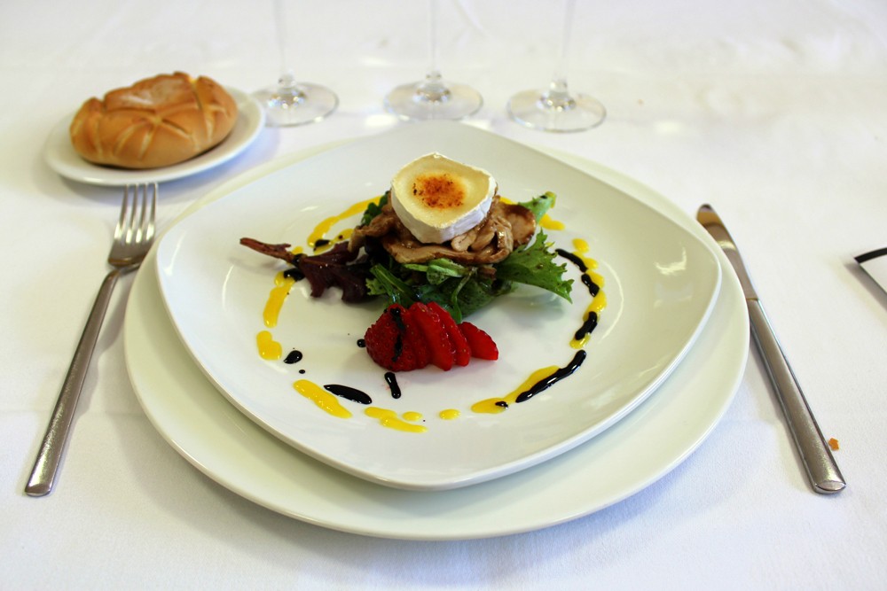 Ensalada de pechuga de pavo escabechada Cascajares y queso de cabra