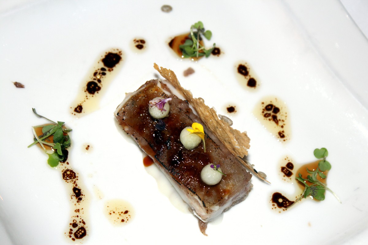 Chicharrones de oreja y careta con queso, tomate y manzana