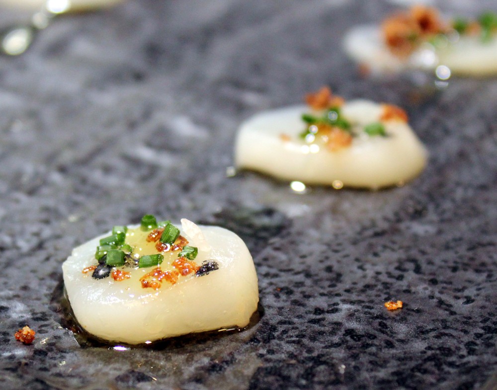 Carpaccio de Vieira con sal de chorizo, cilantro y sal negra - Kobuki- #Gourmet Experience