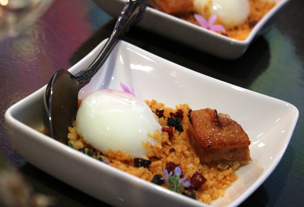 Huevo trufado con papada de cerdo ibérico y migas. Julio F. Quintero