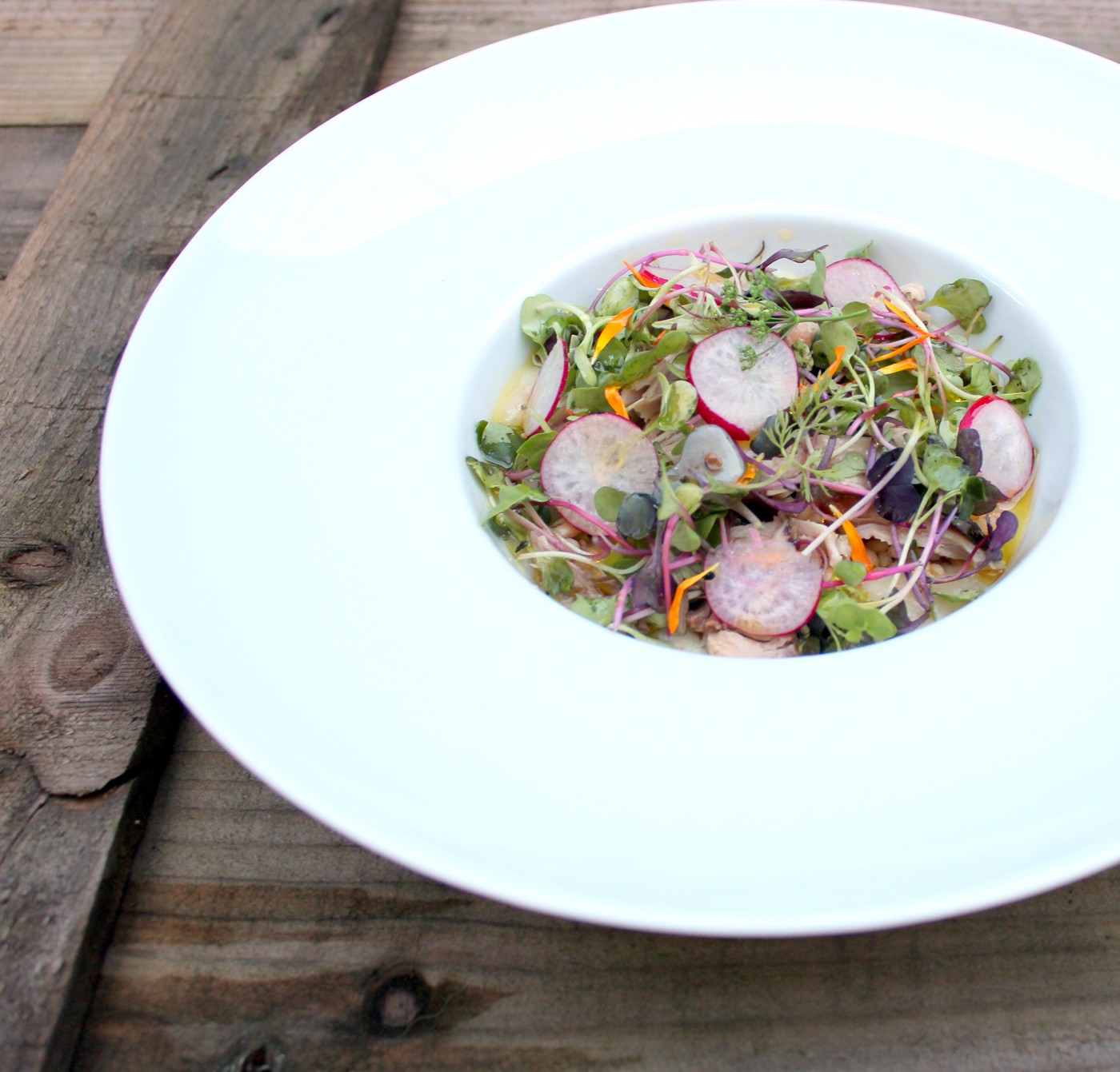 Ensalada de pollo con trigo tierno y crema de apio