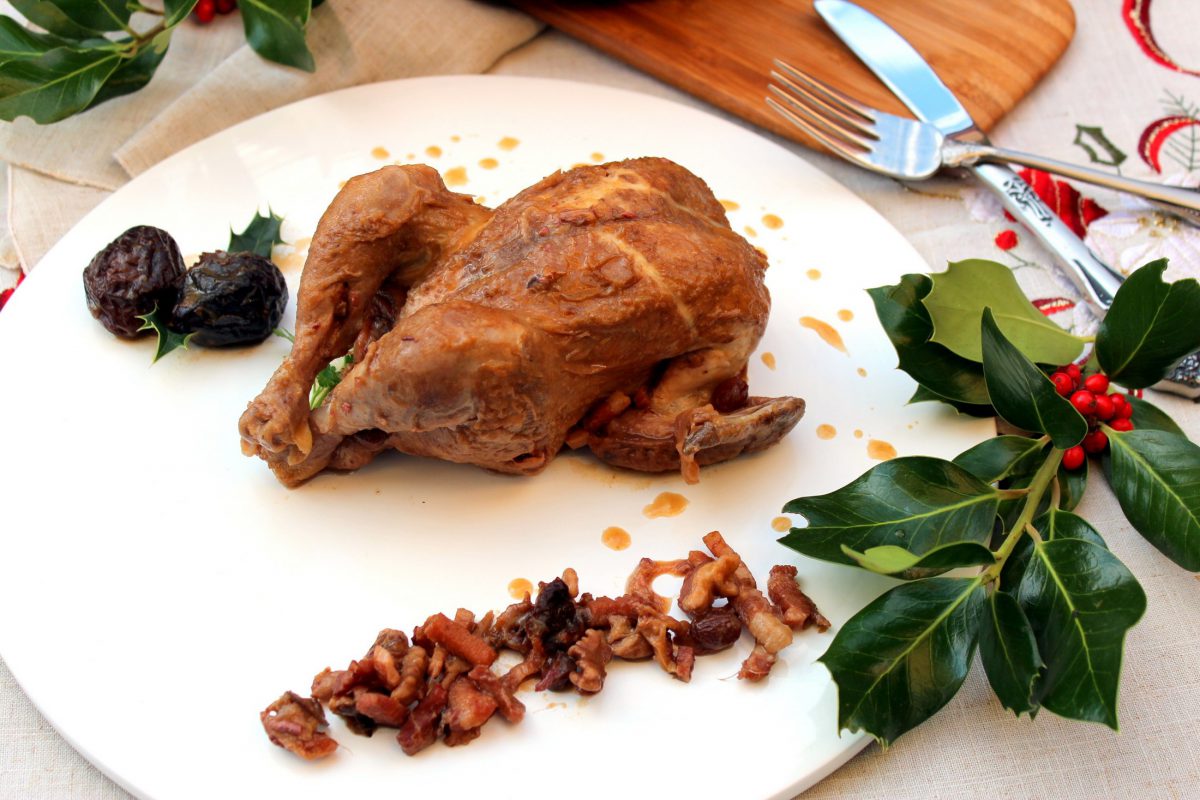 Picantones guisados con dátiles y ciruelas - Receta de Navidad