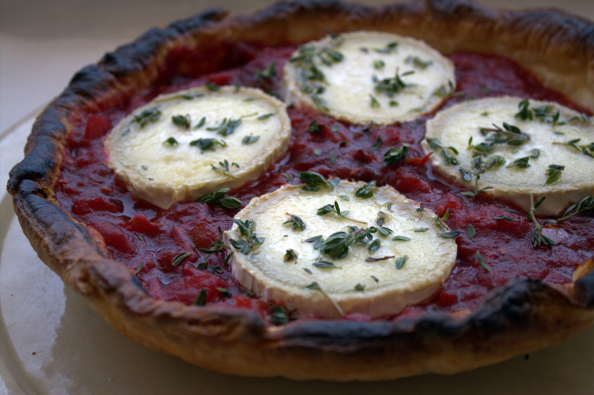 Tarta de tomates y queso de cabra al horno
