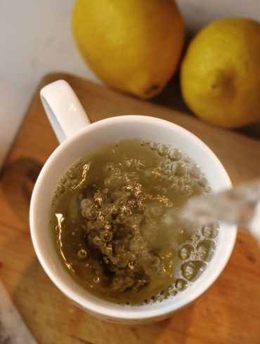 Sirviendo taza de té