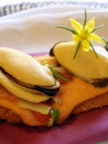 Tosta de salmorejo y mejillones en vinagreta