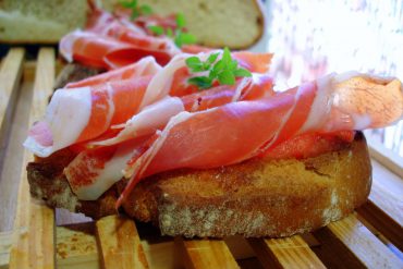Tapa o tosta de jamón ibérico