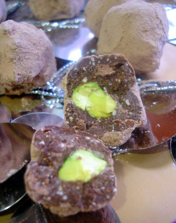 Trufas de piñones rellenas de pistachos