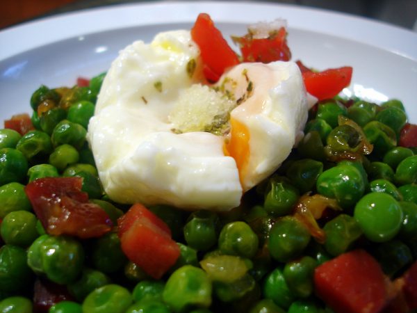 Receta de Guisantes con jamón y huevo poché