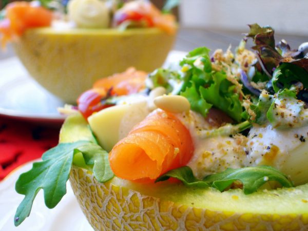 Melón relleno de salmón con yogur