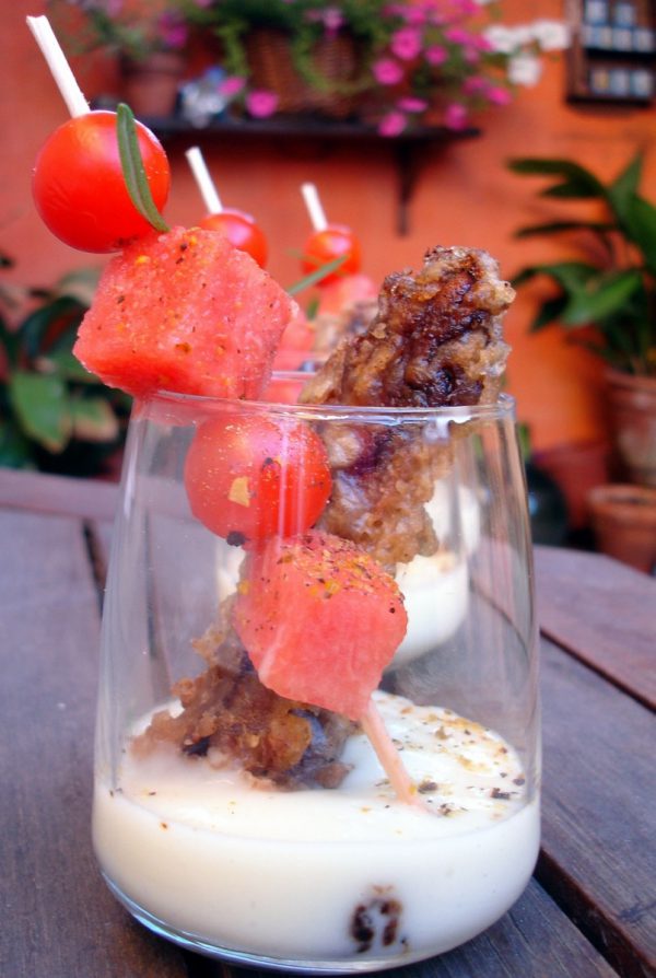 Tempura de pollo en salsa de queso