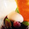 Helado de pimienta verde, frutos rojos y reducción de vino tinto