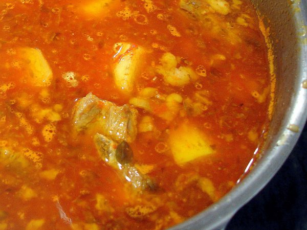 Patatas con costillas de cerdo en la cazuela