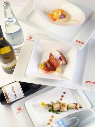 Vieira rustida a fuego vivo con alga aliñada, canelón de aceite de oliva y tubérculos