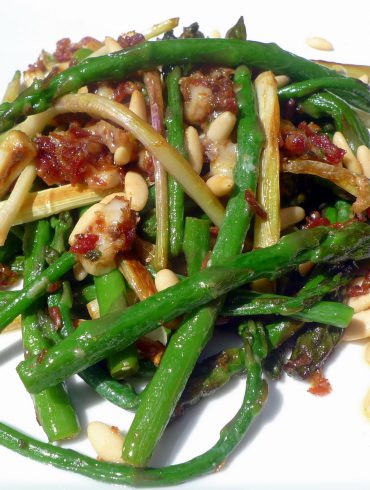 Salteado de espárragos trigueros y ajetes tiernos