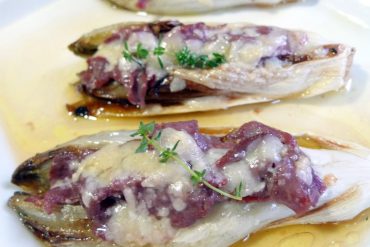 Endibias rellenas de carpaccio de buey y queso parmesano