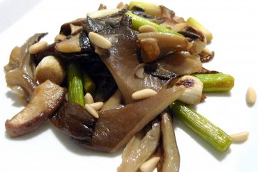 Salteado de setas y ajetes