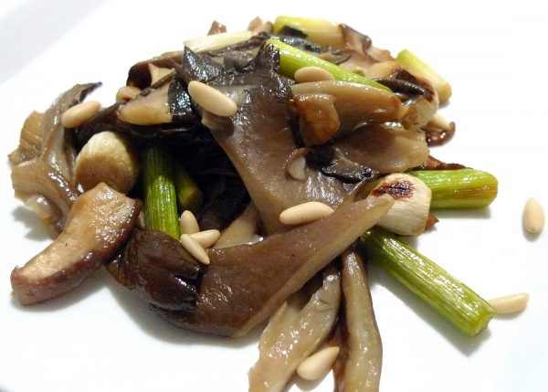 Salteado de setas y ajetes