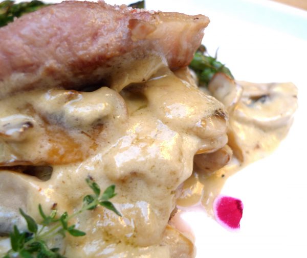 Secreto de cerdo relleno de crema de champiñones con espárragos trigueros 6