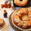 Roscón de reyes decorado en la mesa