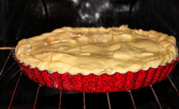 Tarta de manzana americana APPLE PIE con masa de hojaldre en el horno