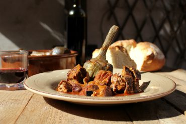 Cordero guisado con alcachofas