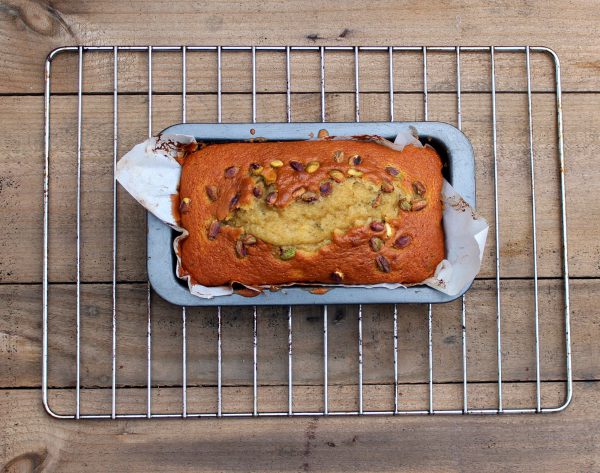 Bizcocho de manzana, romero y pistachos