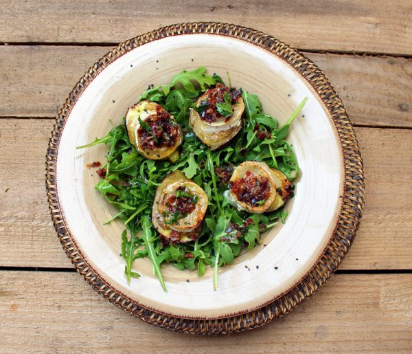 Ensalada de rúcula, brevas con queso de cabra y cecina