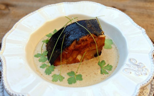 Bonito en salsa de cebolla y champiñones