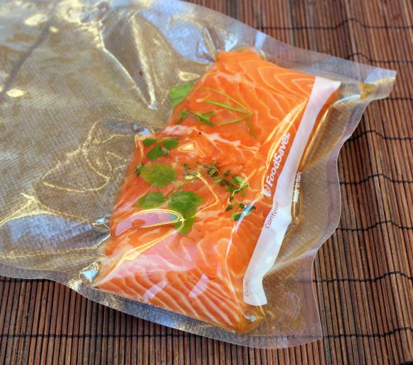 Salmón confitado a baja temperatura sobre pimientos asados y puré de coliflor