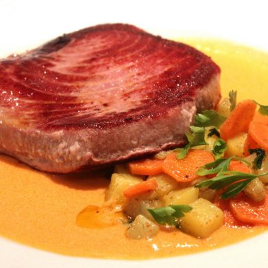 Receta de Lomo de atún rojo con tomate y verduras salteadas