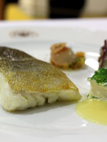 Lomo bacalao confitado al vacío, una brandada de bacalao con col y purrusalda, una esqueixada de bacalao con trufa melanosporum y una esfera de consomé de bacalao y chorizo bellota de Salamanca