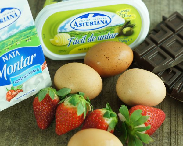 Ingredientes de la Tarta de Chocolate con nata y fresa