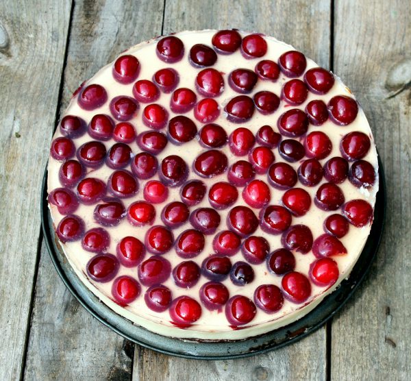 Tarta de queso y chocolate blanco con cerezas