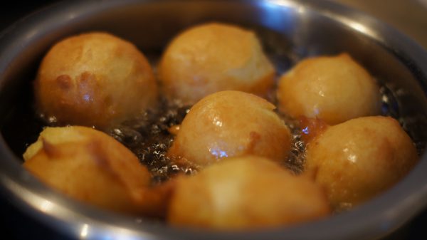 Buñuelos de manzana y helado de caramelo