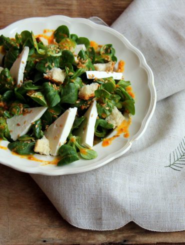 Ensalada de canónigos con queso fresco