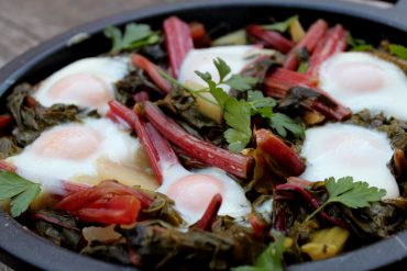 acelgas rojas con huevos al horno