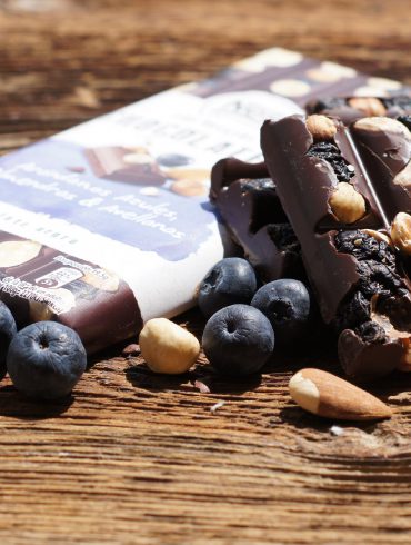 Chocolate negro con arándanos azules, almendras y avellanas (3)