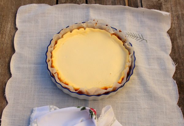Tarta de queso y albaricoques en el molde