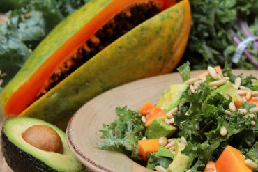 Ensalada de Kale, papaya y aguacate con vinagreta de piñones
