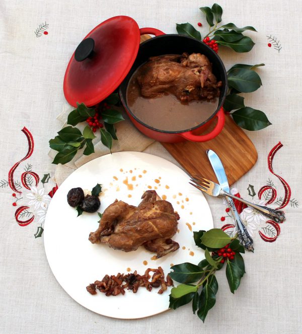 Picantones guisados con dátiles y ciruelas - Receta de Navidad